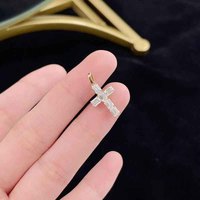 Ciondolo a Croce in Oro Giallo 18K con Diamante Sintetico Taglio Smeraldo, Gioielli Raffinati, Collane alla Moda, Catene Eleganti, Charm Delicato
