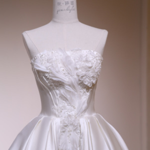 Vestido <span class=keywords><strong>de</strong></span> <span class=keywords><strong>Novia</strong></span> Corte A <span class=keywords><strong>de</strong></span> Satén con Flores 3D Hechas a Mano, Encaje con Cuentas, Cola Capilla, Color Marfil, para Madre <span class=keywords><strong>de</strong></span> <span class=keywords><strong>la</strong></span> <span class=keywords><strong>Novia</strong></span>, Tallas Grandes, Personalizado, Venta al por Mayor - Product Image 4