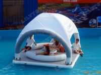 Plateforme flottante gonflable commerciale avec parasol et sièges pour yacht, lac, plage et complexe hôtelier