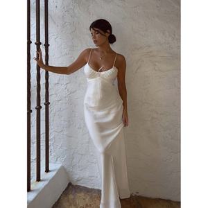 Robe longue d'été blanche pure avec bordure en dentelle, fines bretelles, décolleté plongeant et effet amincissant - Product Image 5