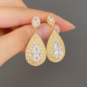 Orecchini Pendenti Elaicia Placcati Oro con Cristalli e Strass, Taglio a Goccia d'Acqua, Gioielli da Festa per Donna - Product Image 5