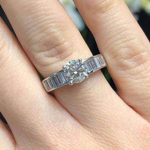 Anello dal design geometrico, elegante anello da dito per donna, stile matrimonio - Product Image 2