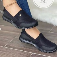 Sepatu kasual minimalis, bernapas, warna solid, nyaman, ujung bulat, sol tebal, sol empuk.