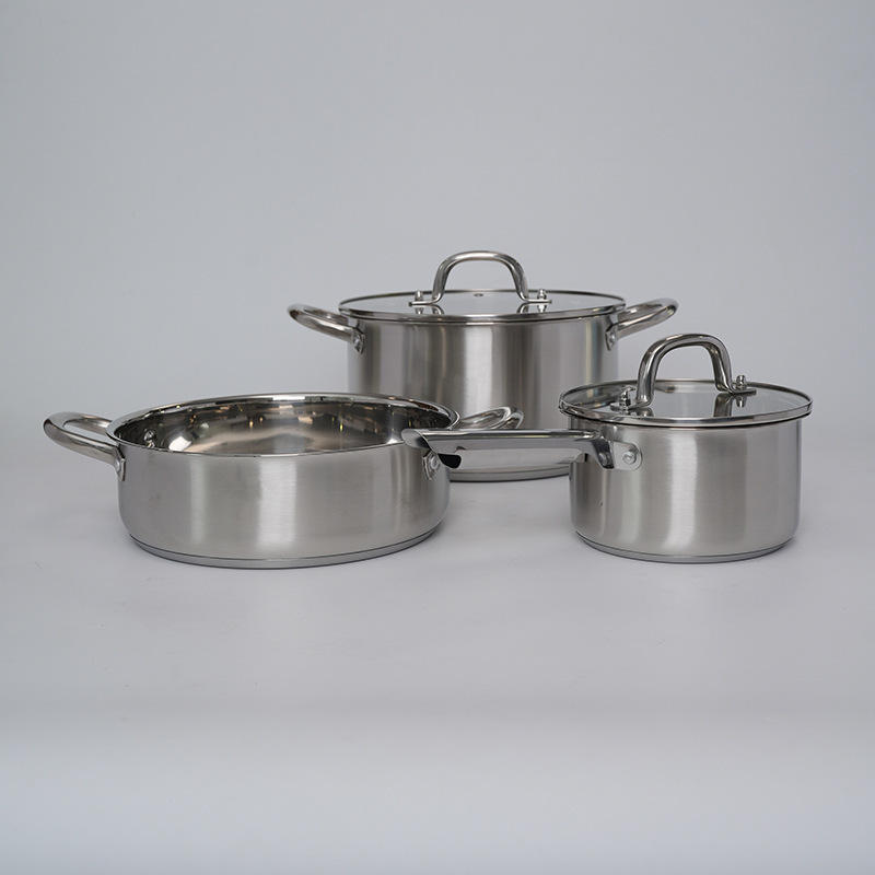 Juego de ollas plateadas de 3 piezas.