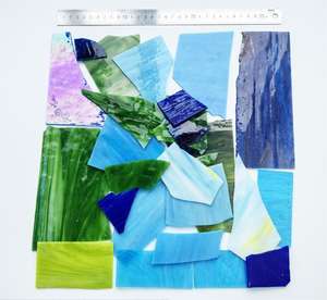 Vente en gros Assortiment de carreaux de mosaïque en mica Rebuts de vitraux transparents Formes variées en verre cathédrale Décoration intérieure - Product Image 3
