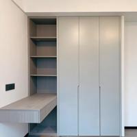 Armoire de rangement à portes battantes moderne en MDF gris pour chambre principale avec vitre et chêne clair naturel
