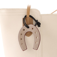 Breloque fer à cheval en cuir avec surpiqûres contrastées, cordon noué pour sac, pour découpe carrée en PU, 15 couleurs, porte-bonheur, vente en gros