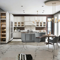 Meubles de cuisine modernes haut de gamme en MDF, modulaires et sur mesure, avec îlot incurvé, éclairage LED, présentoir à vin, évier et robinet pour villa
