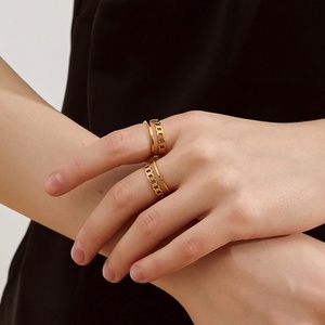 Anillo Vintage Personalizado Hipoalergénico de Acero Inoxidable que No se Deslustra, Anillo de Compromiso Chapado en Oro de 14k y 18k de Doble Capa para Mujer - Product Image 3