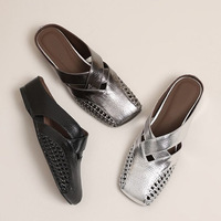 Damen-Slipper mit eckiger Zehenpartie, gewebtem Ausschnitt und Synthetikleder, flache Pantoletten für den täglichen Outdoor-Gebrauch, OEM
