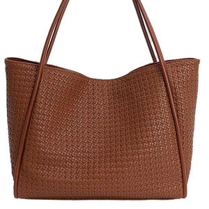 Un bolso de mano de cuero desmontable de gran capacidad con un diseño sencillo y un cierre de cremallera de fácil aplicación. - Product Image 1