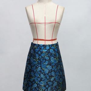 Mini-jupe en tissu jacquard gaufré de couleur unie, simple et tendance, de haute qualité, personnalisable en gros (OEM/ODM) - Product Image 4