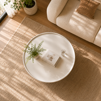 Table basse moderne et écologique de forme ronde avec plateau en bois finition crème et base en métal pour salon