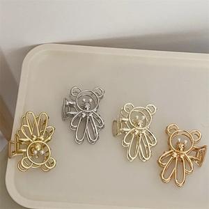 Pince <span class=keywords><strong>d</strong></span>'<span class=keywords><strong>ours</strong></span> tridimensionnelle creuse en alliage Grande pince de requin imitation perle en métal Élégante griffe de cheveux simple - Product Image 2