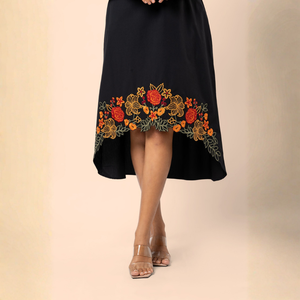 Vestido Midi de Algodón Elegante de Primera Calidad con Bordado Floral y Dobladillo Asimétrico Negro - Product Image 1