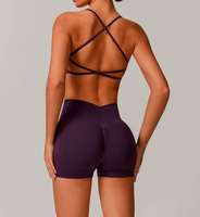 Ensemble de sport sans couture pour femme grande taille : Soutien-gorge rembourré à logo et bretelles croisées, dos ouvert, et short uni