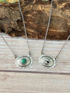 สร้อยคอเงินแท้ทำมือประดับด้วยคิงแมนเทอร์ควอยซ์และไวท์บัฟฟาโล ของขวัญสำหรับเธอ เครื่องประดับ - Product Image 4