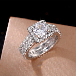 Anello di Fidanzamento con Zircone Quadrato e Rotondo per Donne, Elegante Gioiello da Dito alla Moda - Product Image 1