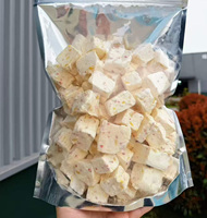 Snacks de crème glacée aux fruits lyophilisés sains, morceaux de fraises et mangues naturels, crème glacée croustillante naturelle pour enfants, vente en gros