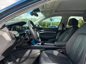 ราคาดีที่สุด รถอีทรอน SUV มือสองพรีเมียม ภายในสีเข้ม เบาะหนัง เครื่องยนต์ขับเคลื่อนสี่ล้อ ล้อแม็ก R18 เกียร์อัตโนมัติ 8 สปีด อะลูมิเนียม - Product Image 4