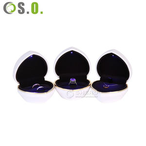 Caja de joyería de plástico con forma de corazón azul, nueva llegada al por mayor, caja de luz LED azul y roja para anillos, pendientes, colgantes y collares. - Product Image 2