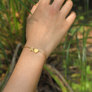 Bracelet à breloques en acier inoxydable <span class=keywords><strong>Aimee</strong></span> avec initiale en forme de cœur, plaqué or 18 carats, hypoallergénique, sans nickel, bijoux tendance pour - Product Image 4