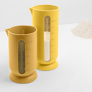 เหยือกใส่น้ำสีเหลืองขุ่น ขนาด 1 ลิตร ทำจากโพลีโพรพิลีน ชุดเครื่องมือวัด 2 ชิ้น ขนาด 10.5 ซม. x 9.5 ซม. x 23.5 ซม. ผลิตในอิตาลี - Product Image 2
