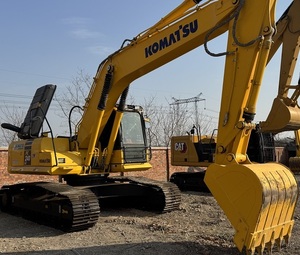 Podeux accueillir différents accessoires  Faible nombre d'heures de fonctionnement  Komatsu PC240LC  PC240  24 tonnes  Grande excavatrice d'occasion pour la construction/bâtiment - Product Image 1