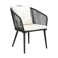 Chaise d'extérieur moderne en rotin PE noir avec coussin en tissu non tissé et pieds en métal pour cour de ferme et parc