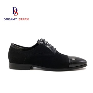 Chaussures habillées en cuir véritable italien faites à la main, en daim de vache noir brillant, confortables, de haute qualité, pour l'automne, avec logo personnalisé - Product Image 3