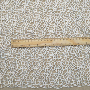 Tissu en dentelle soluble dans l'eau 100% polyester brodé de fleurs pour robes de mariée, vêtements, chapeaux, sacs et plus encore - Product Image 3