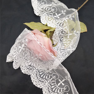 Bordure en dentelle brodée en tulle de 12 cm avec maille festonnée croisée pour la décoration de garnitures - Product Image 1