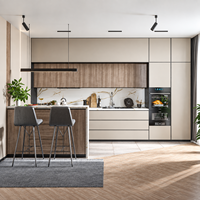 Meubles de cuisine modernes sur mesure avec îlot et table à manger, ensemble d'armoires de cuisine en bois avec vitrine de rangement et placard