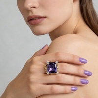 Bague de fiançailles et de mariage classique pour femme en acier inoxydable plaqué or 18 carats avec zircon violet grand carré et accents de diamants
