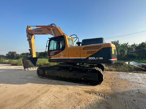 Excavatrice sur chenilles d'occasion Hyundai avec godet de terrassement, équipement de construction jaune - Product Image 6