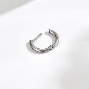 Aros de Titanio en Forma de D, Unisex, Ligeros, para Uso Diario, Diseño Elegante con Aguja Recta, Joyería de Titanio G23 para Perforación de Oreja - Product Image 3