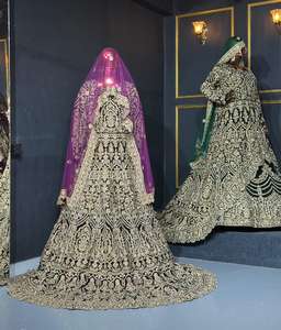 Lehenga Choli en velours de créateur avec traîne allongée et ornements en pierres complexes pour mariages et fêtes grandioses, prêt à porter - Product Image 3