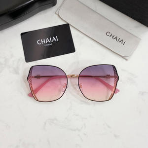 แว่นกันแดดทรงใหญ่สำหรับผู้หญิง Qianai ดีไซน์กรอบโปร่งทรงไม่สมมาตร กรอบสีทอง เลนส์ AC ป้องกันรังสียูวี 100% แฟชั่นกันแดด - Product Image 2