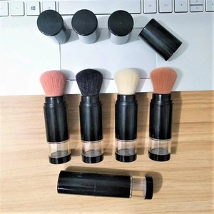 Pinceau de maquillage rétractable 15 ml avec conteneur de poudre libre, poils synthétiques rechargeables, pinceau kabuki portable pour poudre visage, idéal pour les voyages - Product Image 3