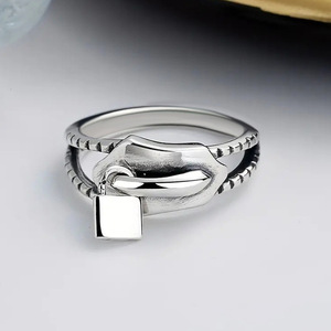 Anello da donna con design a cerniera, forma irregolare, gioiello moderno e di tendenza per le dita - Product Image 5