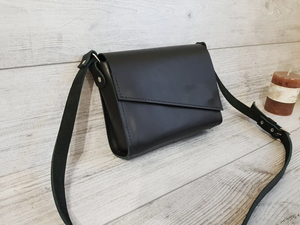 Sac bandoulière en cuir noir personnalisé pour femme, petit sac à main fait main, cadeau pour elle - Product Image 1