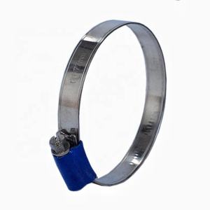 Abrazadera de Bloqueo para Tuberías Tipo Británico de Hierro Galvanizado con Carcasa Remachada y Accionamiento de Tornillo Sin Fin - Product Image 1