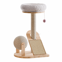 Arbre à chat en bois de chêne massif avec poteau à gratter en sisal, lit douillet en peluche, grande balle roulante, coussin amovible, tour à chat multifonctionnelle
