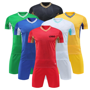 Uniformes de fútbol impresos con logotipo personalizado hecho de tela altamente elástica - Product Image 4