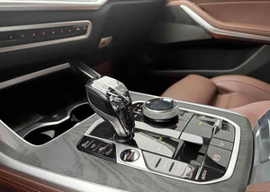 <span class=keywords><strong>BMW</strong></span> <span class=keywords><strong>X7</strong></span> XDrive40i AWD 2024 Usata Nera, Volante a Sinistra, Cerchi R17, Pacchetti Premium Scuri, Tetto Apribile, Avviamento Remoto, Sedili in Pelle, Cambio Automatico, Lega di Alluminio - Product Image 5