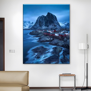 Arte da <span class=keywords><strong>parete</strong></span> su tela con cabina rossa in stile nordico - Decorazione con montagne innevate e mare delle isole Lofoten per il <span class=keywords><strong>soggiorno</strong></span> - Product Image 1