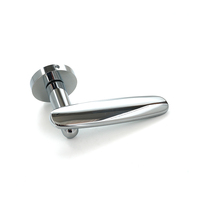 Poignée de porte courbée au design épuré, finition chromée polie, rosette ronde, finitions personnalisables, quincaillerie intérieure moderne pour chambre à coucher