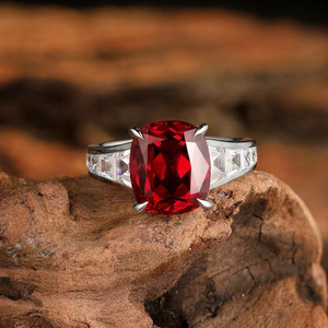 Anillo Clásico de Plata 925 con Rubí para Mujer, con Diamantes de Corte Cojín en los Laterales, Engaste de Garras, Anillo de Compromiso con Piedra Preciosa, Joyería Fina y Elegante - Product Image 1