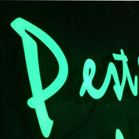 Letrero 3D personalizado para exteriores con letras de canal LED iluminadas frontalmente, de acrílico y acero inoxidable, para publicidad de nombres de tiendas y negocios.