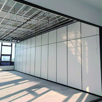 Panneau acoustique de séparation en bois pliable coulissant mobile et flexible de taille personnalisée pour les salles de réunion, les salles de banquets et les ateliers